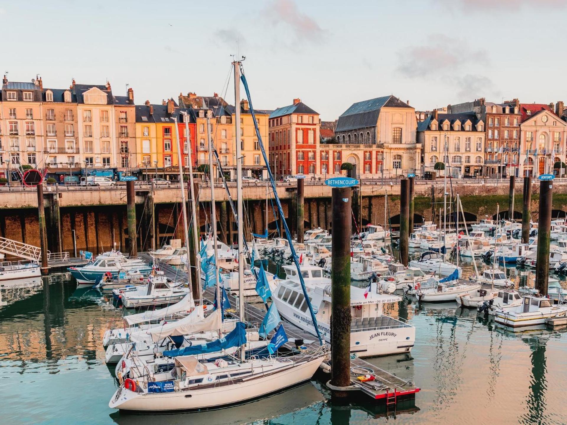 "Hinkley" Centre Ville Place De Parking Prive Dieppe Exterior photo