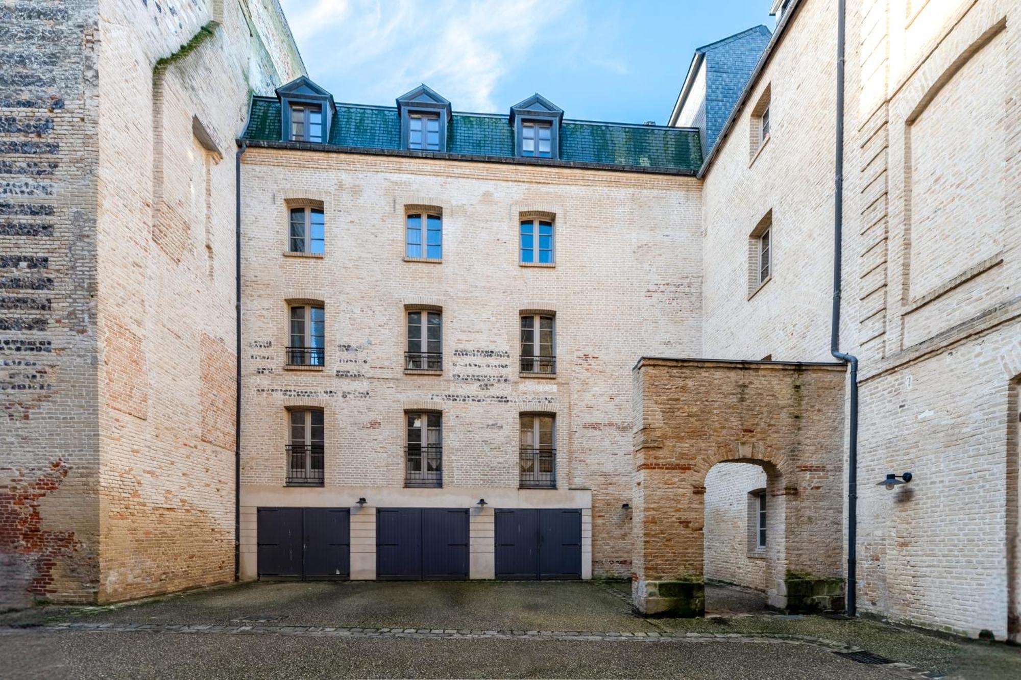 "Hinkley" Centre Ville Place De Parking Prive Dieppe Exterior photo